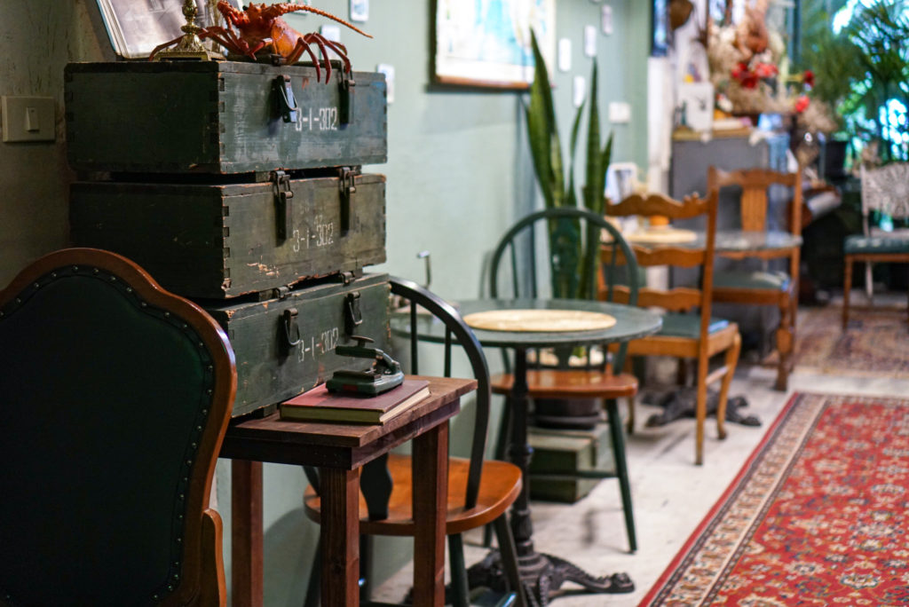 バンコクおしゃれカフェ 植物とヴィンテージ家具のbohoスタイルカフェ Botanica Cafe Btsサムローン駅