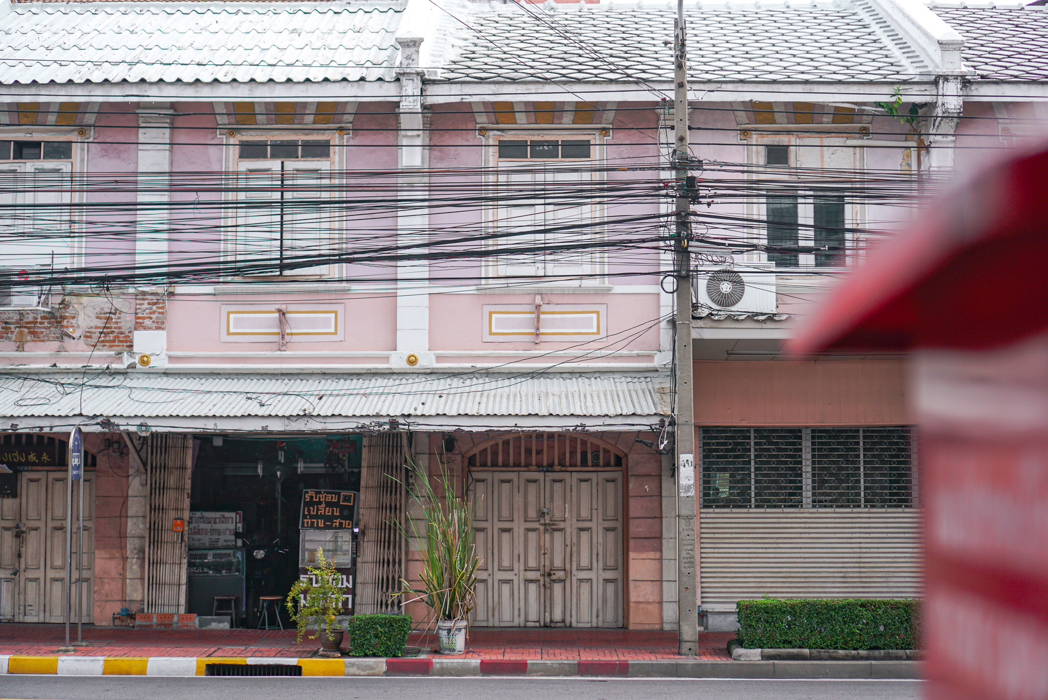 バンコクでカメラ散歩 レトロ可愛い街並みが魅力 ピンクの旧市街ナコンサワン通り Dii Bangkok
